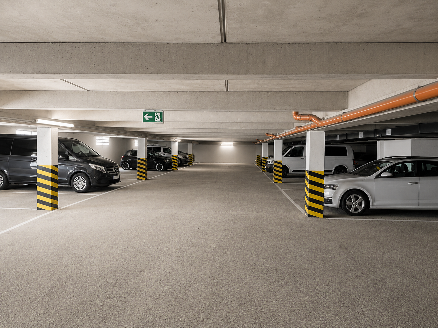 Innenbereich der Tiefgarage Kiel mit Fluchtwegkennzeichnung